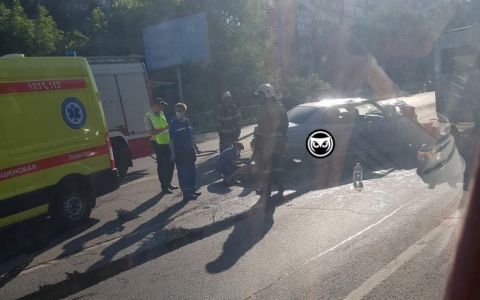 В Пензе к месту жесткой аварии на проспекте Победы прибыла скорая
