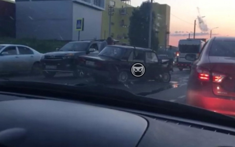 В жесткой аварии под Пензой пострадали четыре человека, среди них – дети