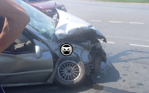 Под Пензой легковой автомобиль врезался в фуру