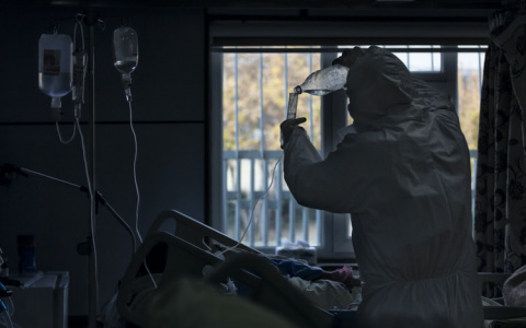 «Достаточно пройти рядом без маски»: Эксперт рассказала об опасности нового штамма коронавируса