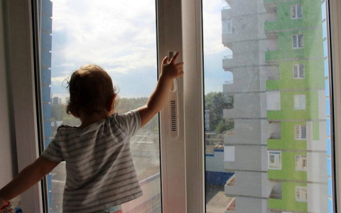 В Пензе 5-летняя девочка выпала из окна пятого этажа