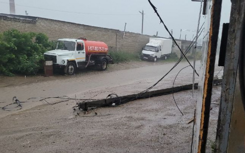 «Сносил столбы»: под Пензой последствия урагана попали на видео