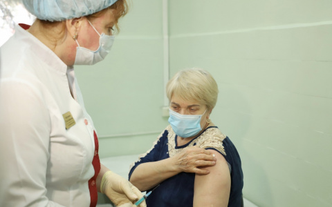 Роструд сообщил, когда отстранят от работы без прививки от COVID