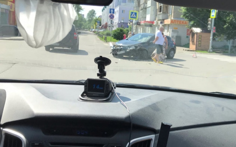 На перекрестке в центре Пензы в аварию попал легковой автомобиль