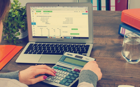 Названы категории работников, которые получат дополнительные «ковидные выплаты»