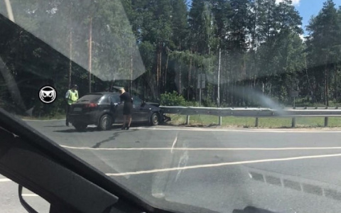 На трассе в Пензенской области легковушка «влетела» в отбойник