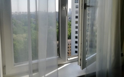 На проспекте Строителей мужчина выпал из окна и погиб