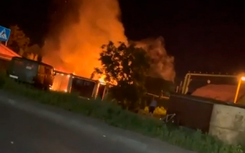 В Пензе на видео попал ночной пожар в микрорайоне Нахаловка
