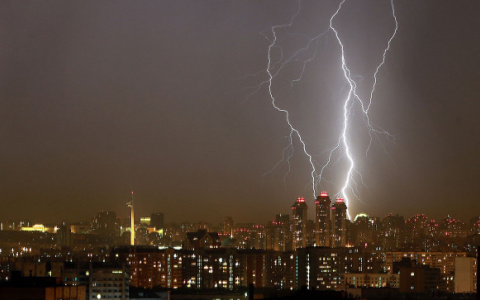 Пензенцев предупредили о мощном ветре и грозе