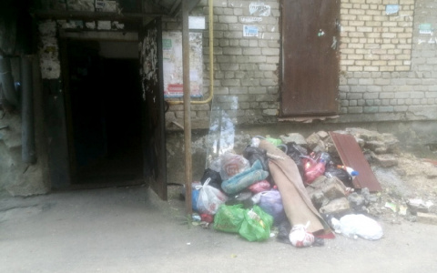 «Вам нравится жить в свинарнике?»: Пензенцы устроили свалку прямо под окнами своего дома