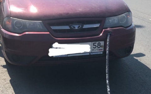 В автомобиль жительницы Пензы на дороге воткнулся металлический штырь