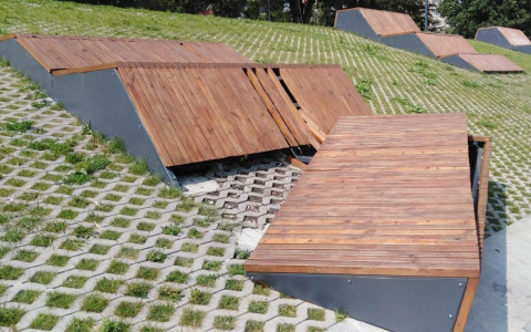 В Пензе вандалы сломали скамейки на набережной