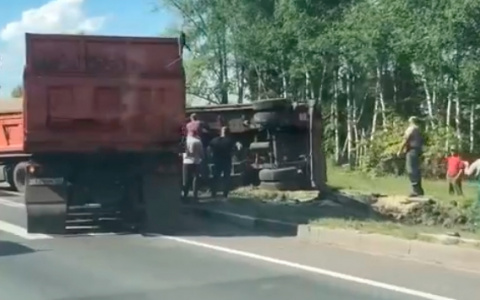 Появилось видео с места жесткой аварии с грузовиком на трассе в Пензе