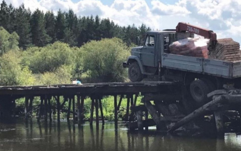 Водитель грузовика в Пензе попал в «западню» на мосту