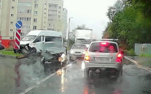 В Пензе к месту аварии с маршруткой на Шуисте прибыла скорая