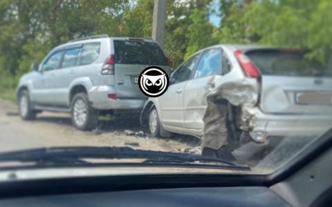 В пензенской Терновке из-за аварии у иномарки отлетело колесо
