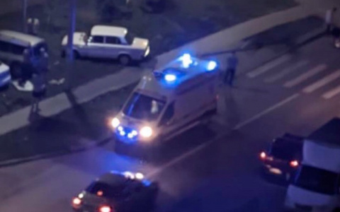 В Пензе на улице Тепличной после аварии девушку увезла машина реанимации