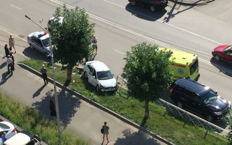 В Пензе к месту аварии на улице Кижеватова прибыла скорая