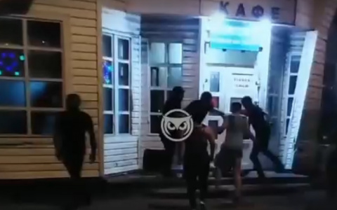 Ночью в Пензе возле кафе произошла массовая драка