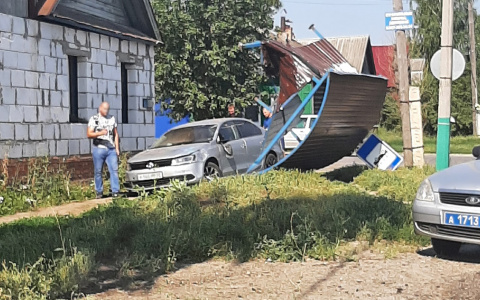 «Скорые стояли»: в Кузнецке автомобиль снес остановку общественного транспорта