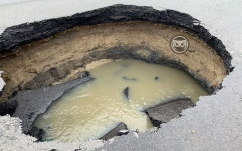 В Пензе на проспекте Строителей образовалась пропасть