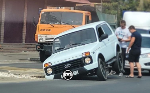 В Пензе на улице Урицкого автомобиль провалился в яму в асфальте