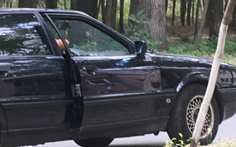 Соцсети: В Пензе мужчина не хотел выпускать из машины девушку и применял удушающие приемы