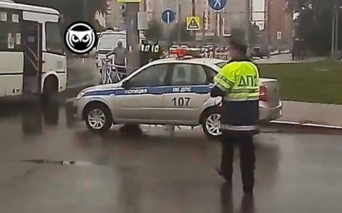 Автобус и легковой автомобиль столкнулись в Пензе