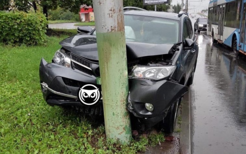 В Пензе водитель иномарки врезался в столб после того, как его подрезал другой автомобиль