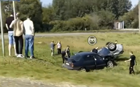 В Пензенской области два легковых автомобиля попали в ДТП и угодили в кювет