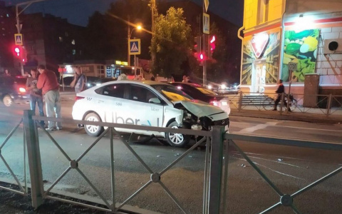 В Пензе в аварию попал автомобиль такси