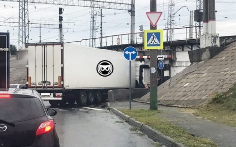 В Пензе произошла авария: грузовик стал «заложником» моста