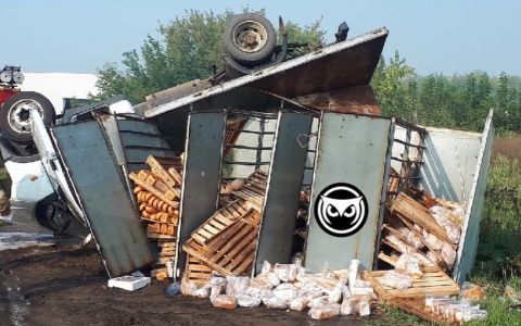 В Пензе перевернулся грузовик с хлебом