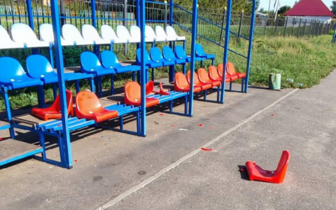 Неизвестные хулиганы разгромили стадион в Пензенской области