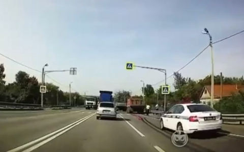 Недалеко от Пензы столкнулись два грузовика и две легковушки