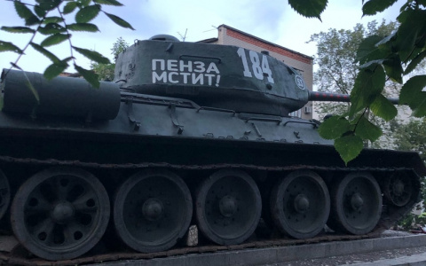 Фото дня: пензенец удивлен воинственной надписью на танке
