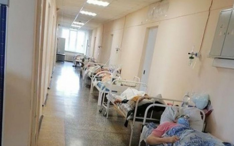 «Палаты битком»: в пензенской больнице пациентов укладывают в коридорах