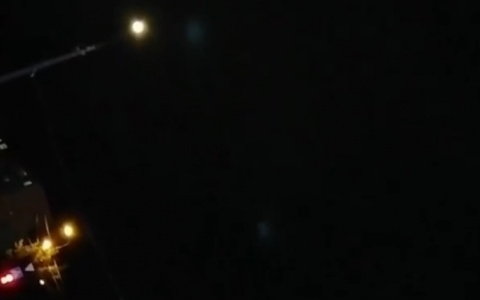 «Две летающие тарелки»: в Пензе ночью на видео засняли странные лучи в небе