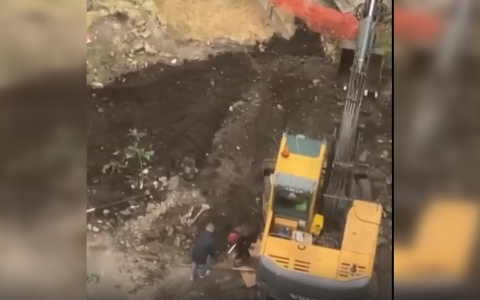 Двое подростков из Пензы влезли в спецтехнику на стройке