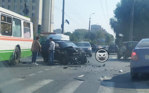 В Пензе с места аварии на улице Некрасова госпитализировали трех человек