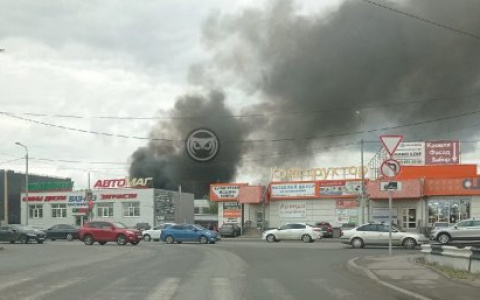 В Пензе на Измайлова загорелся склад с отходами деревообработки