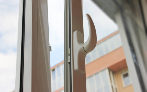 В Пензе замерщик окон выпал с балкона и разбился насмерть