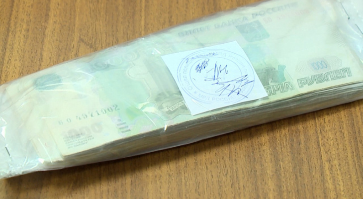 В Пензе мошенник обналичил фальшивые деньги на 200 тысяч рублей