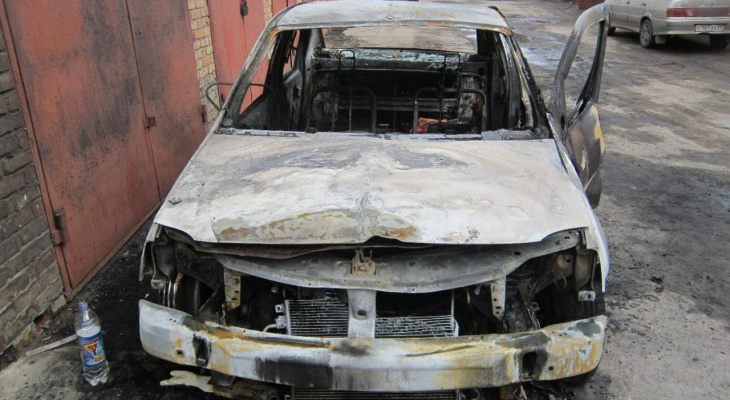Ночью на Карпинского пожарные нашли труп мужчины в горящем автомобиле. Фото