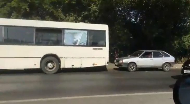 Читатель прислал видео аварии с автобусом и легковушкой на Чехова