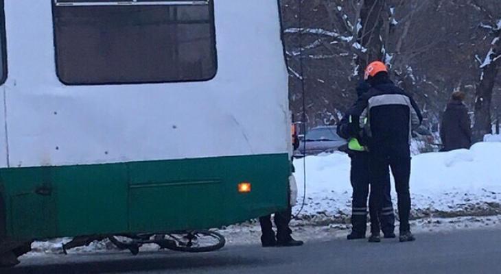 Троллейбус сбил велосипедиста на Карпинского - соцсети