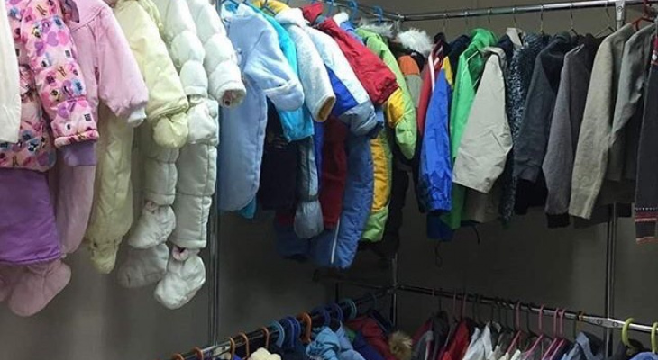 В Спутнике открылся «Добрый шкаф» с детской одеждой