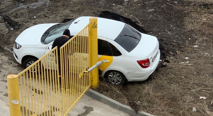 Фотоновость: в Пензе машина такси застряла в яме