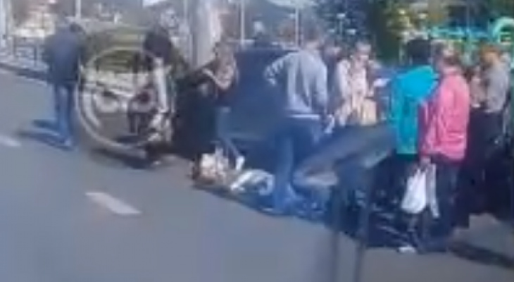 Появилось видео с лежащим на проезжей части человеком в пензенской Терновке