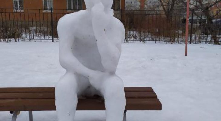Почти как у Родена: горожанин заснял снежного мыслителя во дворе пензенской многоэтажки